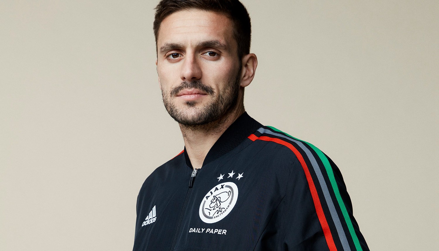 在他的背后 在他的背后